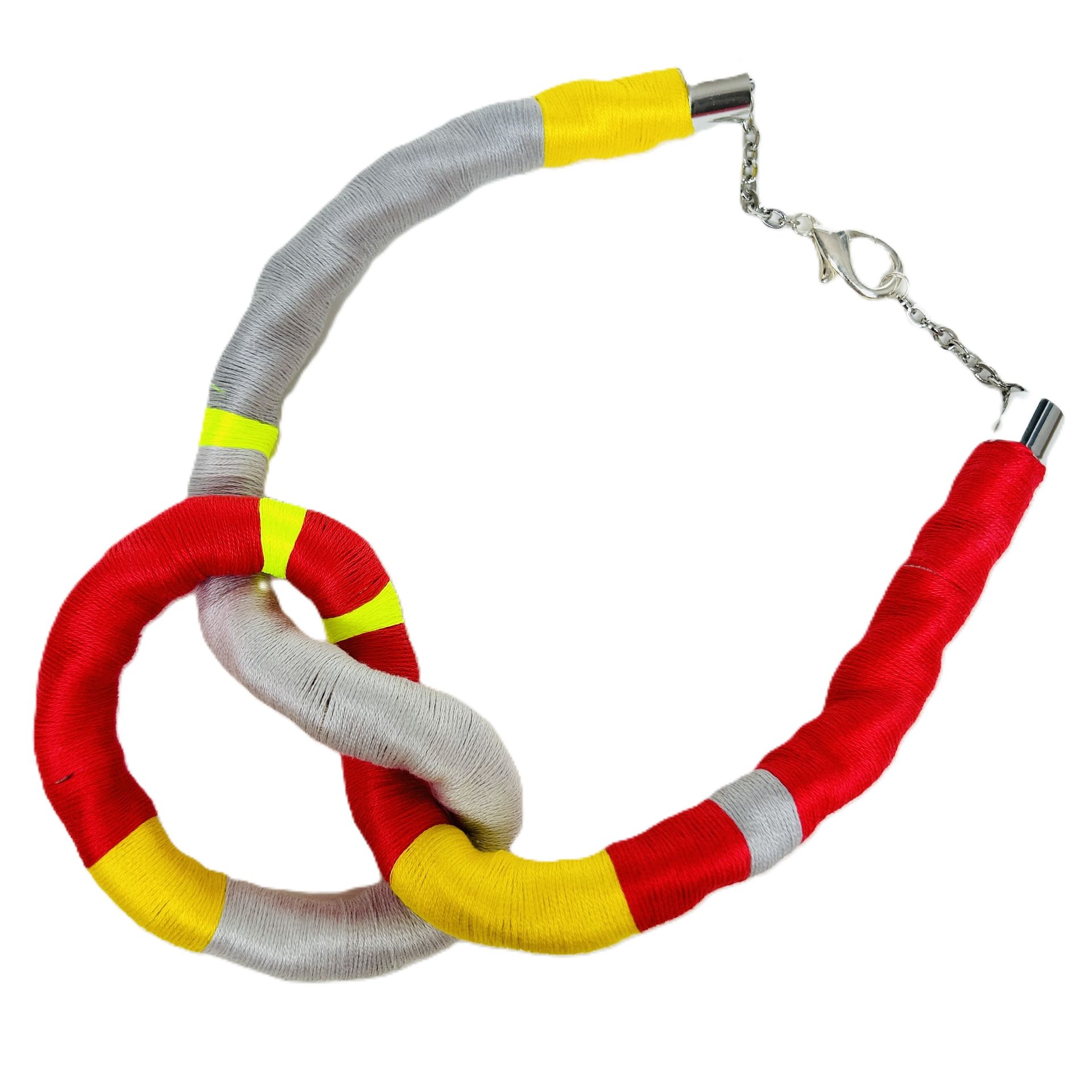 Un collar rojo, amarillo y gris con un cierre de plata.
