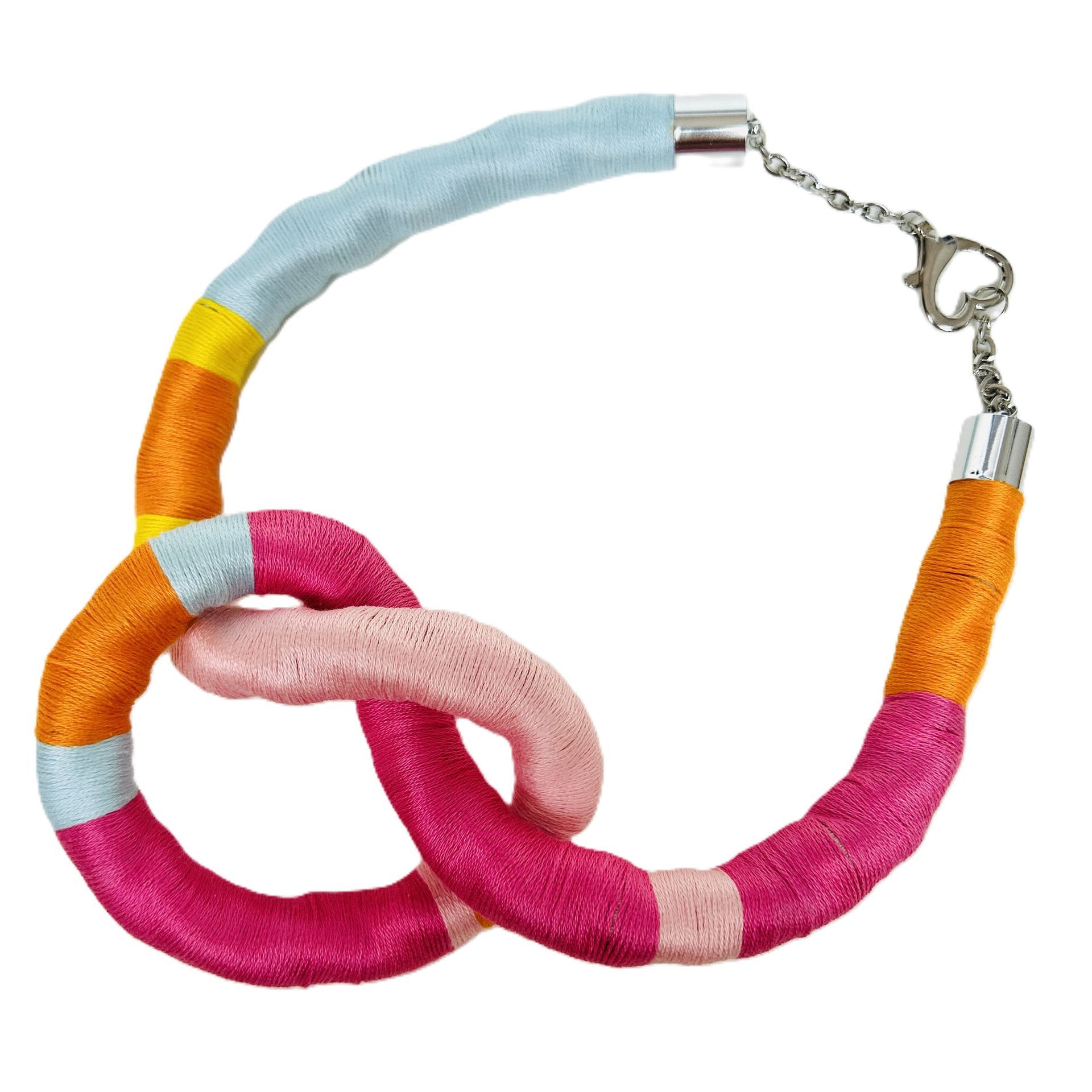 Un collar rosa y naranja con un cierre de plata.