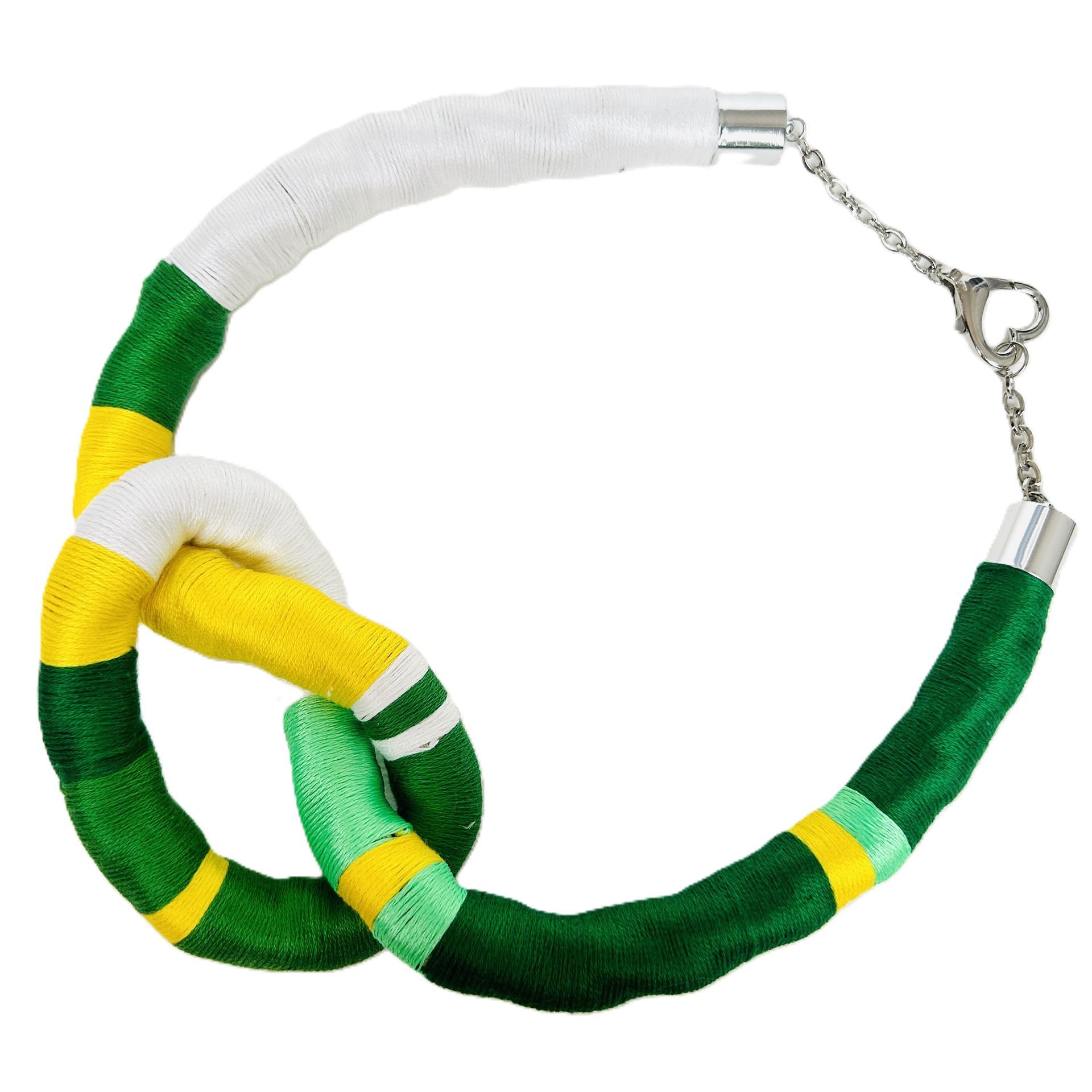 Un collar verde, amarillo y blanco con una cadena de plata.