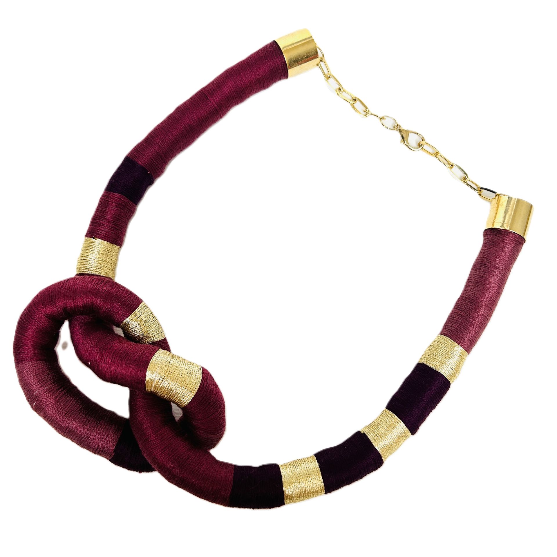 Un collar morado y dorado con una cadena de oro.