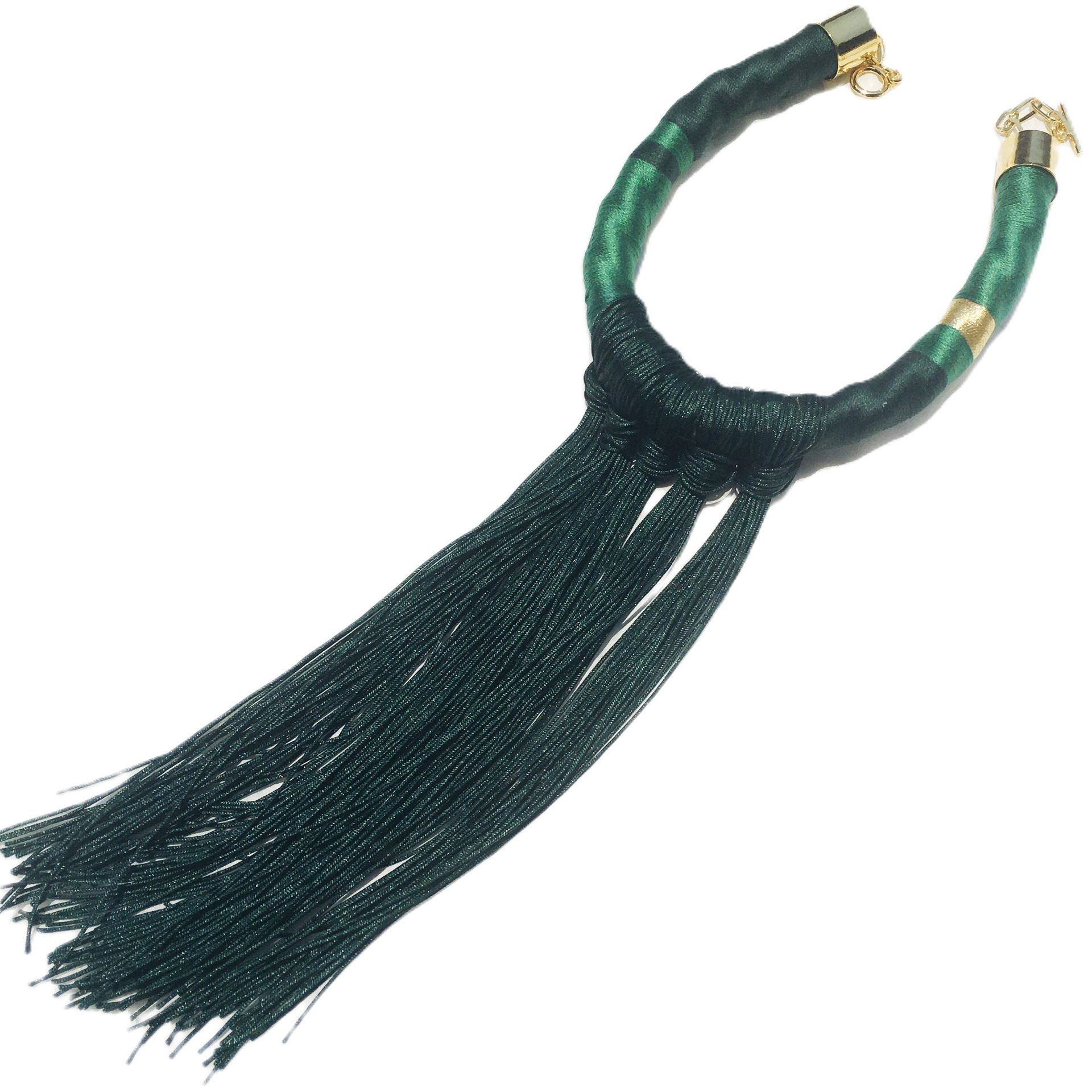 Un collar de borlas verdes con cierre dorado.