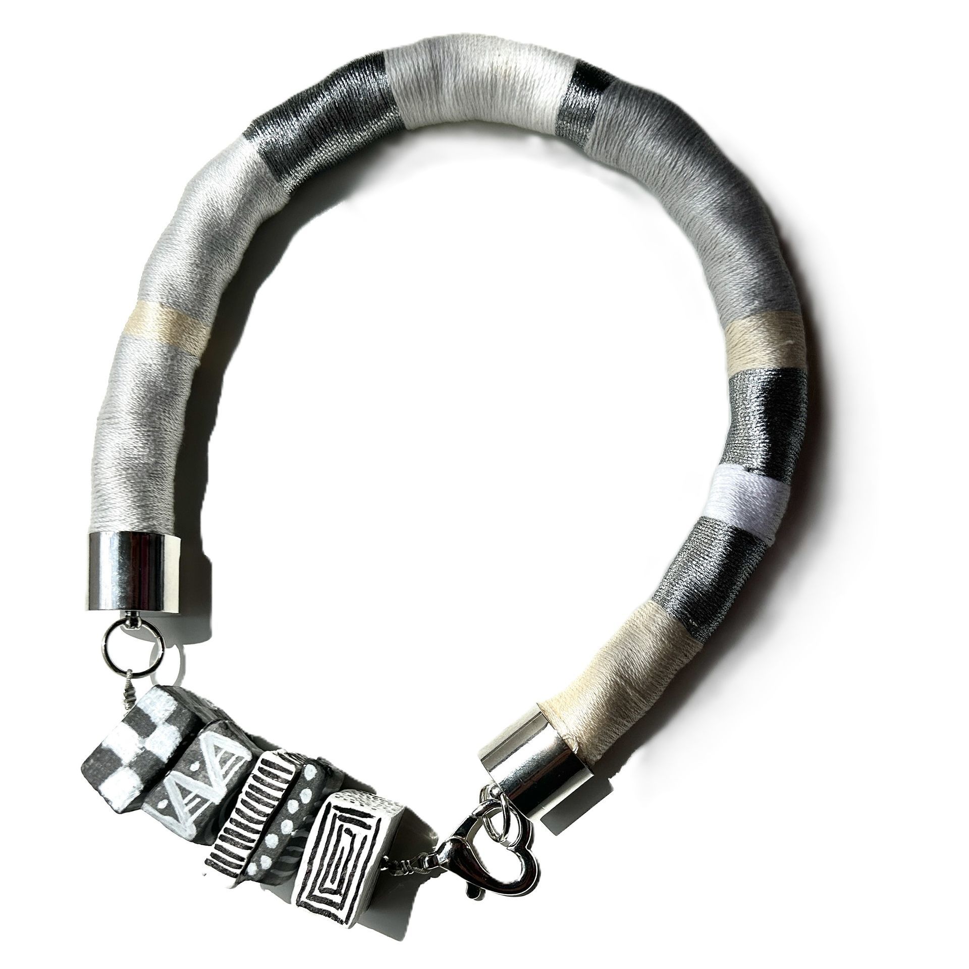 Un collar de plata y negro con un cierre de plata.