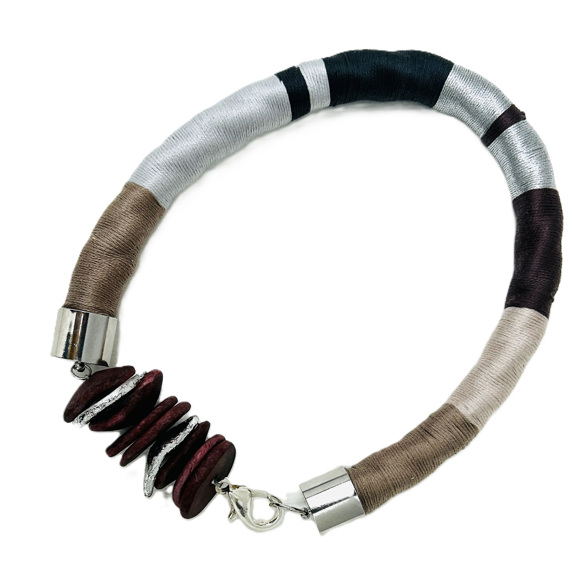 Un primer plano de un collar con un cierre de plata.