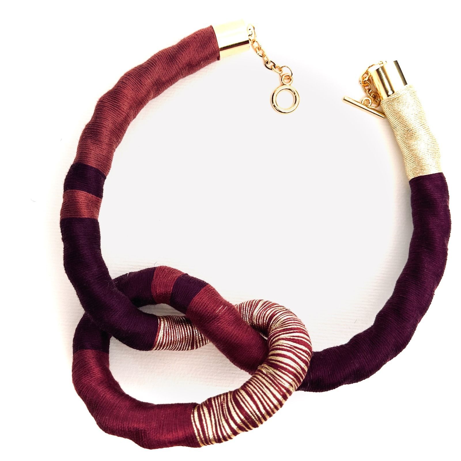 Un collar verde, amarillo y blanco con una cadena de plata.