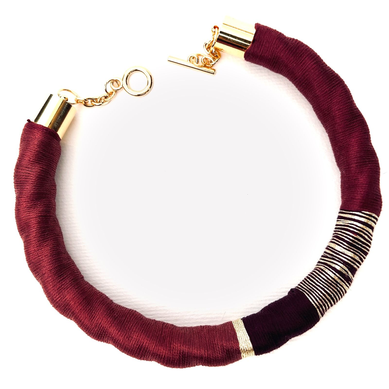 Un collar azul y amarillo con una cadena de oro.