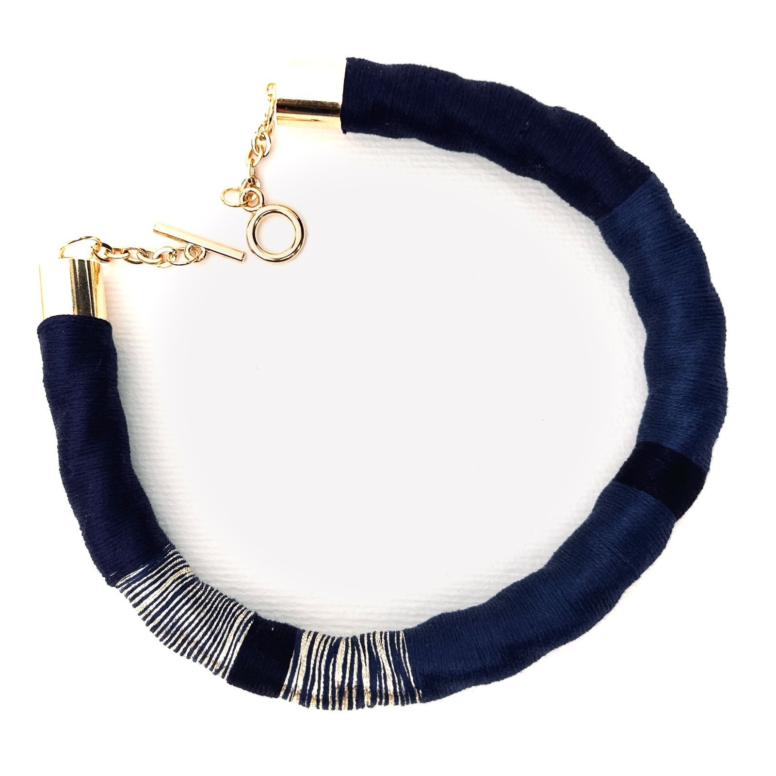 Un collar colorido con una cadena de oro sobre un fondo blanco.