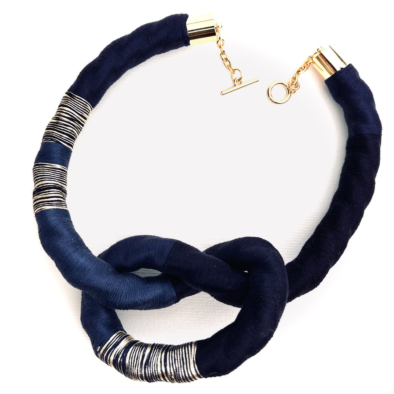 Un collar morado y dorado con una cadena de oro.