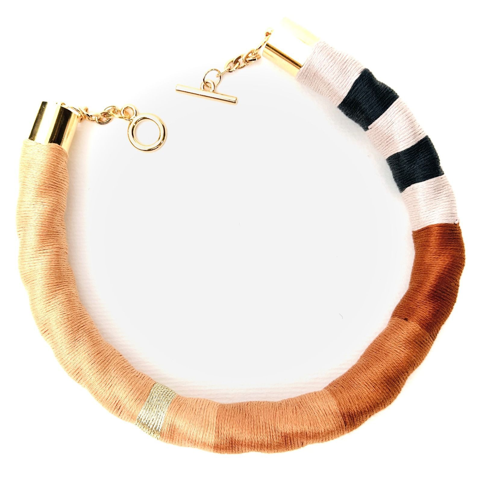 Un collar marrón con un cierre dorado sobre un fondo blanco.