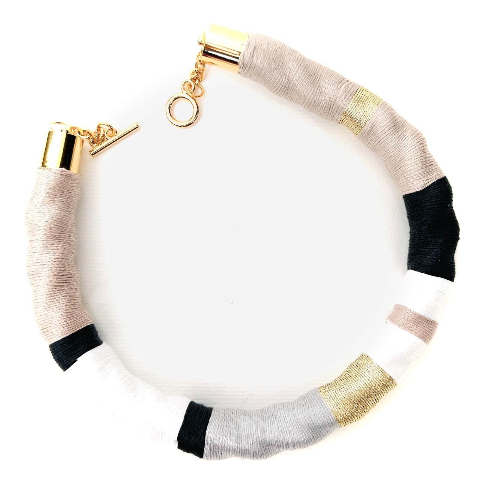 Un collar colorido con un cierre en forma de corazón.