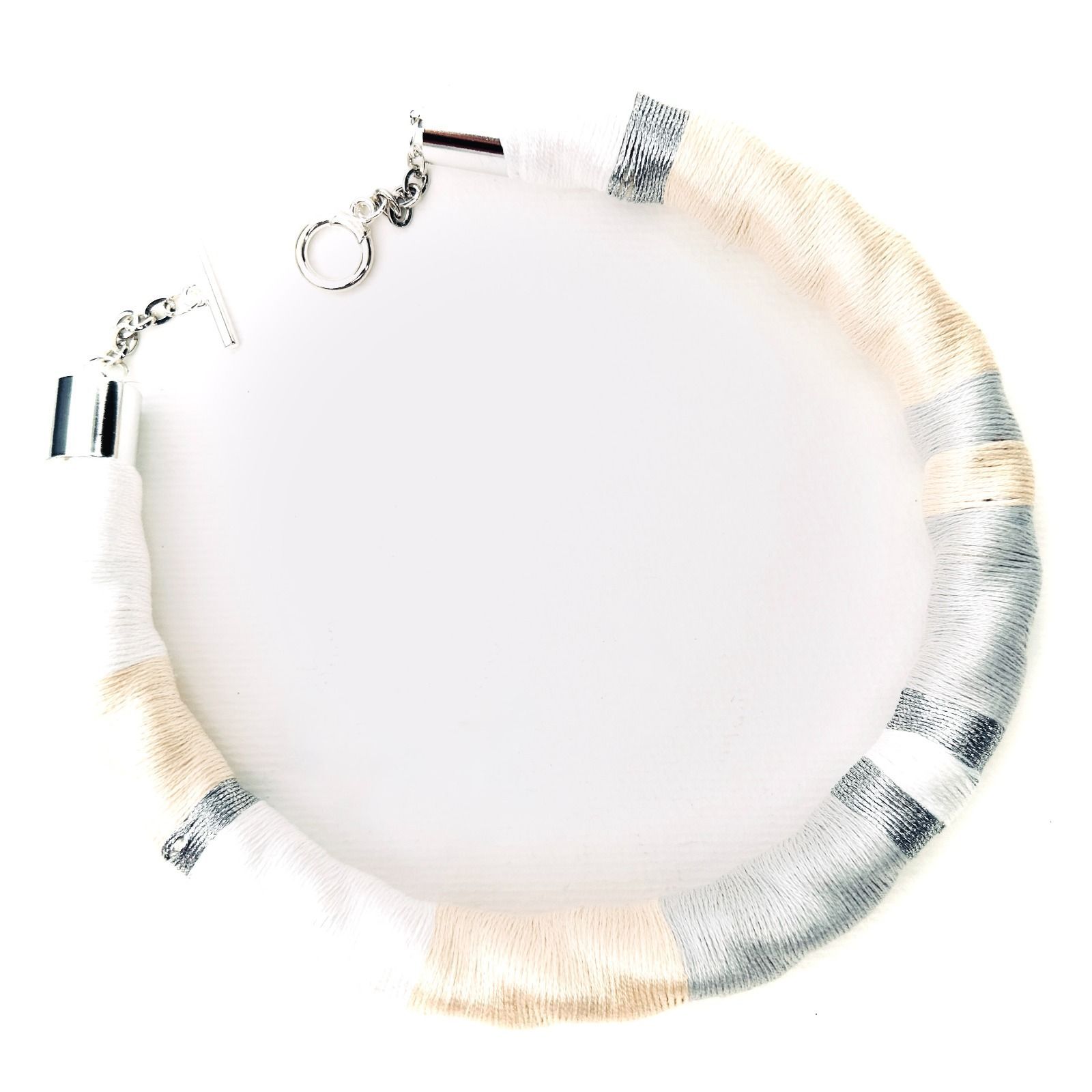 Un collar morado, verde, amarillo y azul con un cierre negro.