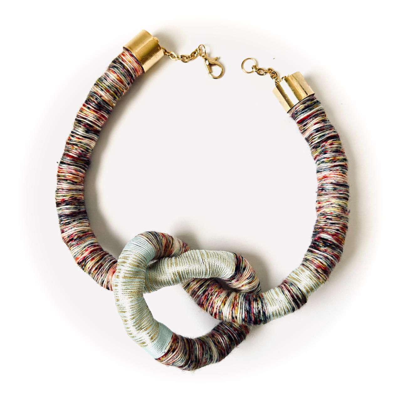 Un collar verde, amarillo y blanco con una cadena de plata.