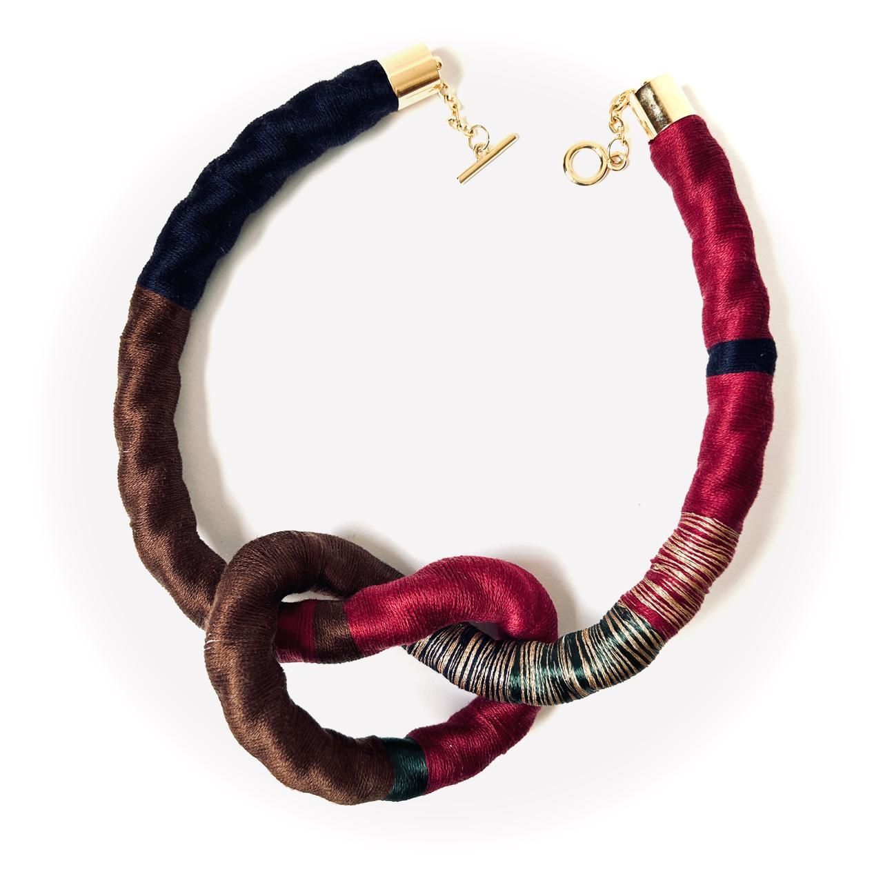 Un collar verde, amarillo y blanco con una cadena de plata.