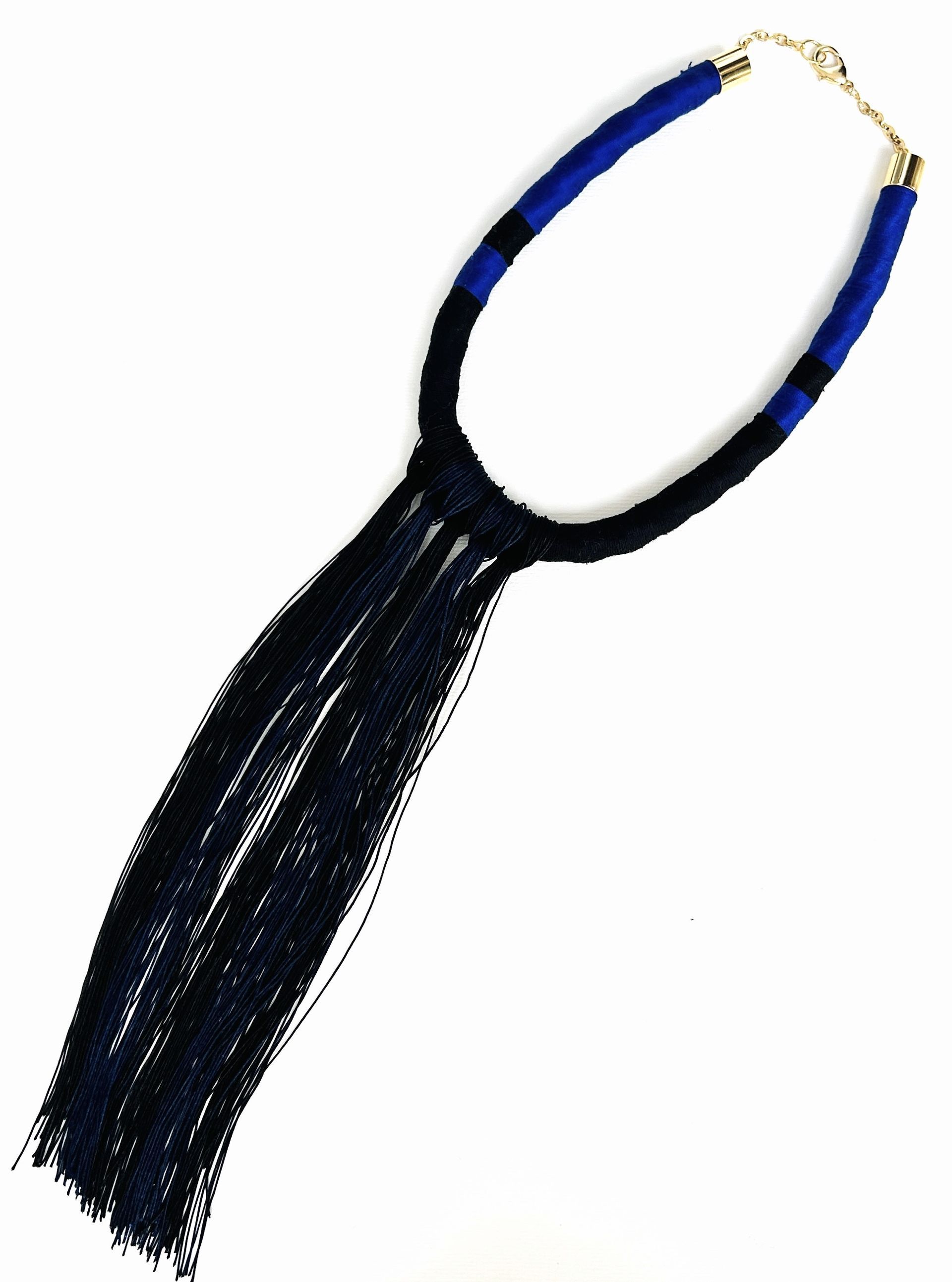 Un collar azul y negro con una cadena de oro.