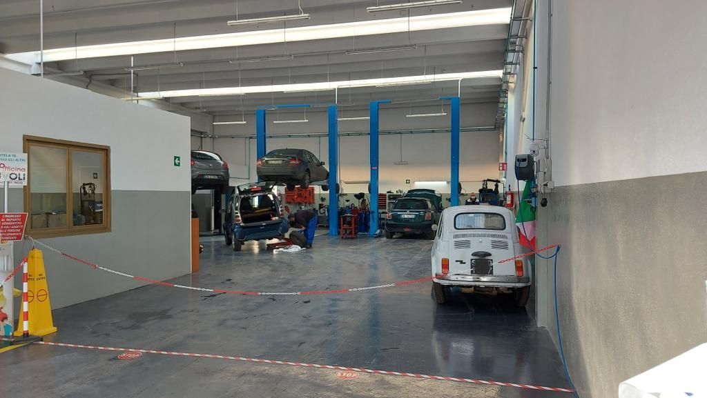 veicoli in riparazione