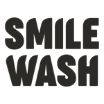 Scritta gialla “SMILE WASH” su sfondo bianco