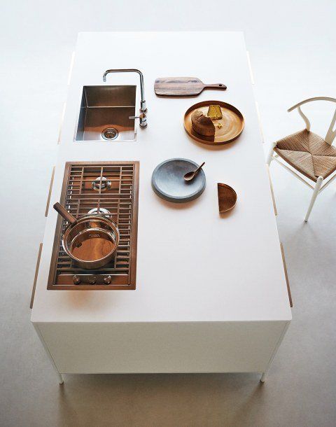 terrazza con pavimento in legno e divanetti