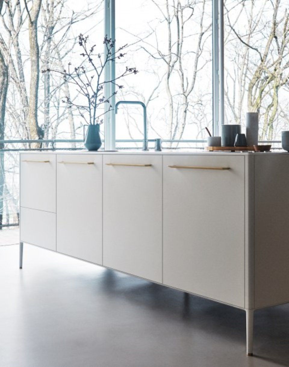 cucina con mobili bianchi e stile minimal