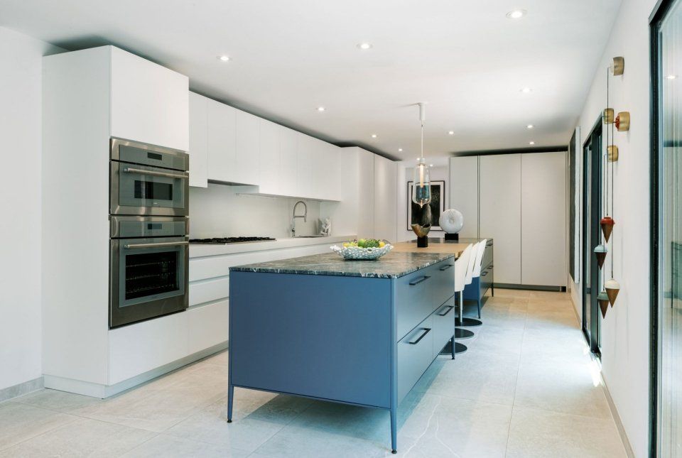 cucina moderna con isola blu