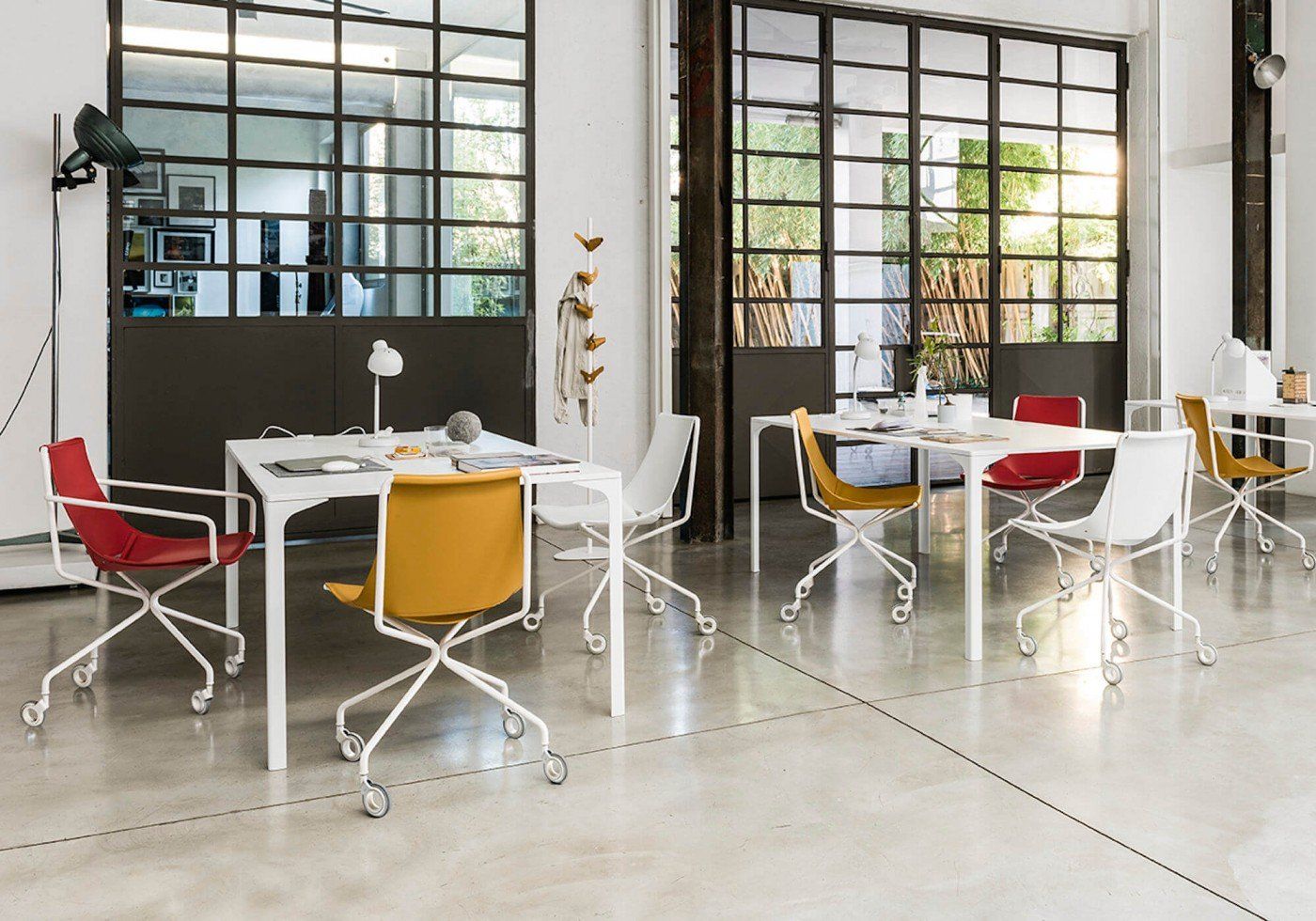 sala da pranzo con pareti e sedie grigie