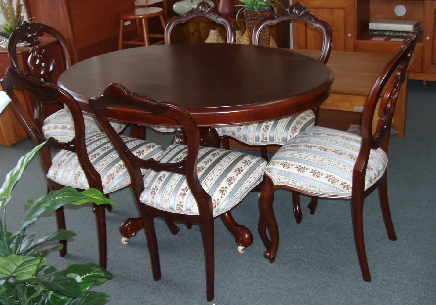 table and  chair2