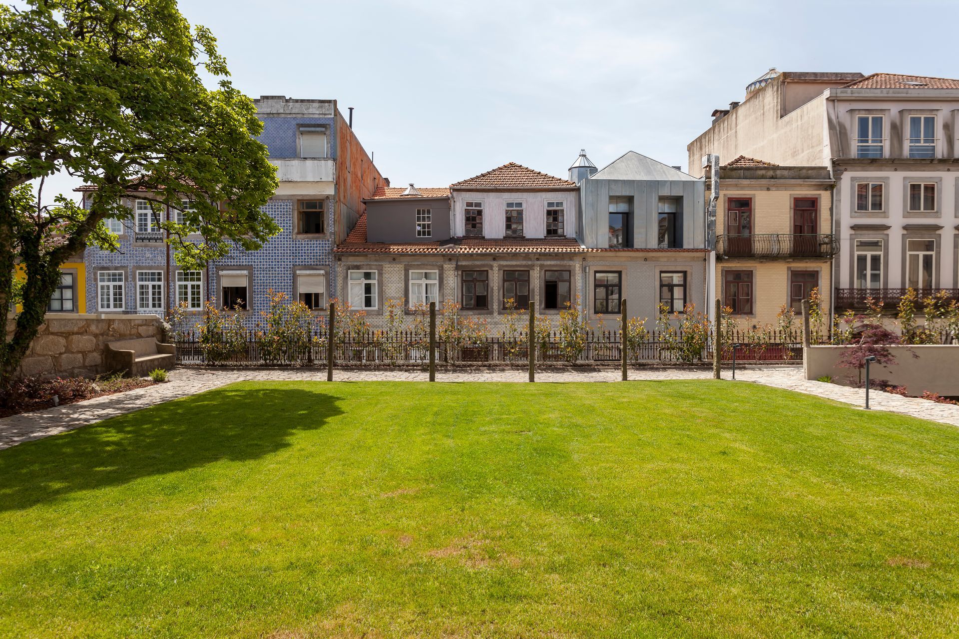 Casa Kala garden with view of historic townhouses in Porto