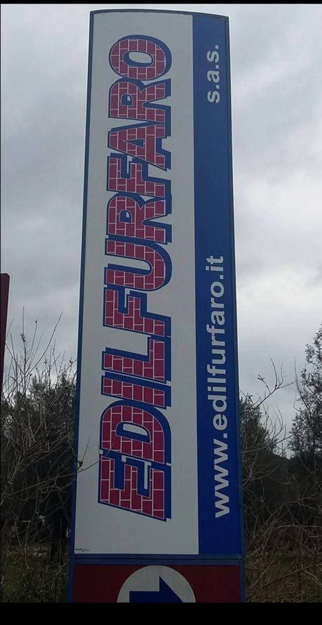 Cartello per Edilfurfaro sas con testo in stile mattone e indirizzo del sito web, colori bianco e blu.