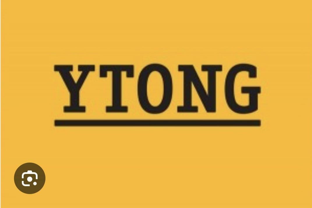 Logo YTONG in nero, centrato su uno sfondo giallo senape, con una sottolineatura orizzontale.