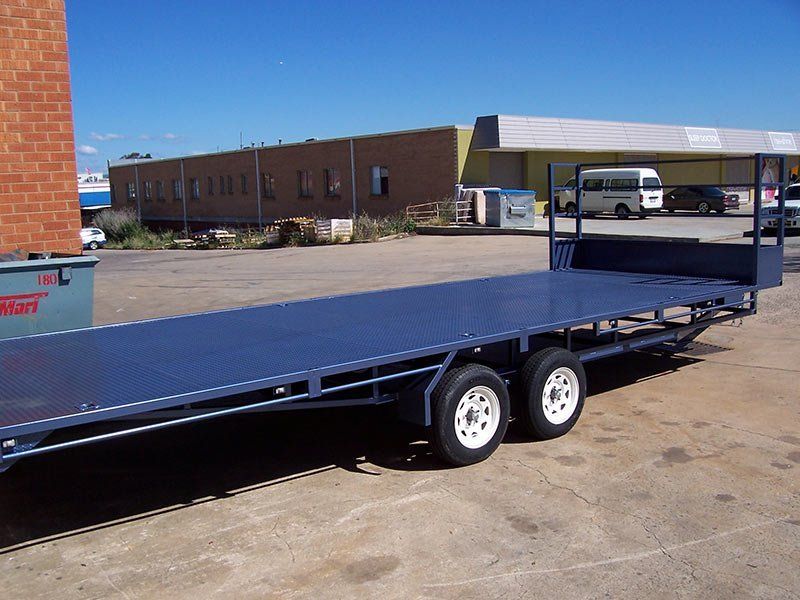 better trailers light grey long trailer close view