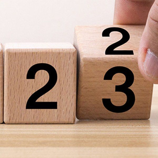 Two cubes with the numbers 2 and 3. The second cube is changing from 2 to 3.