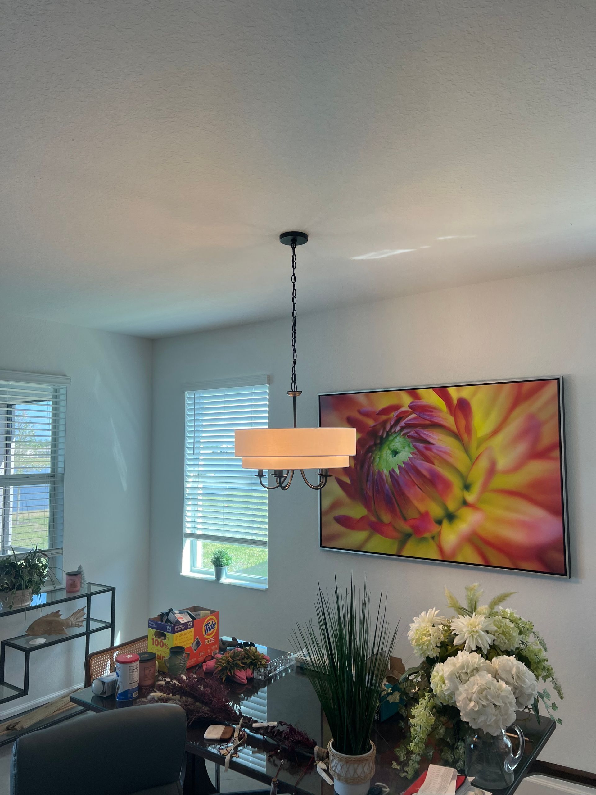 Electrical installation of a modern dining room chandelier for stylish and energy-efficient indoor lighting solutions