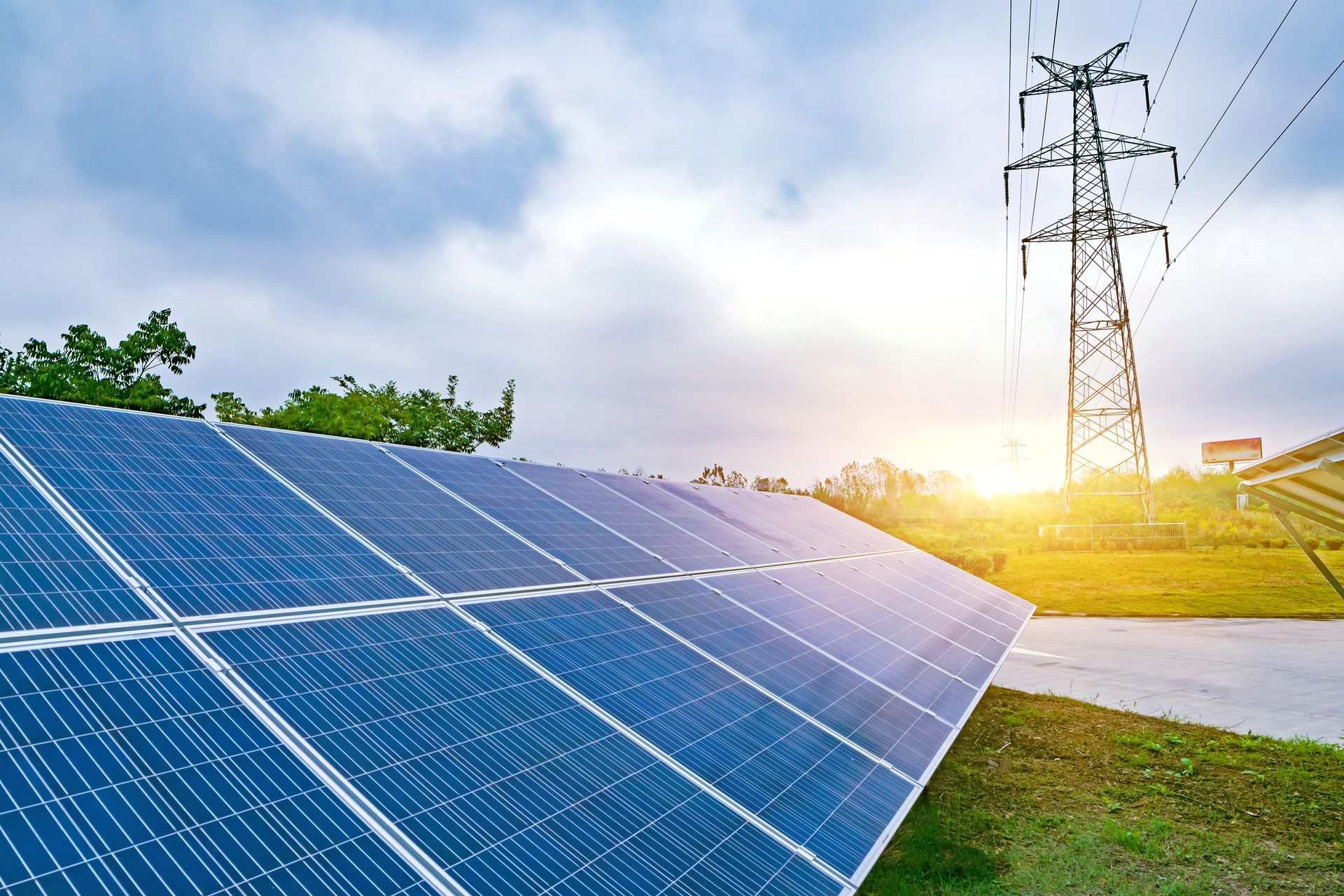 I fornelli a gas sono accesi e emettono fiamme blu e rosse su uno sfondo scuro.