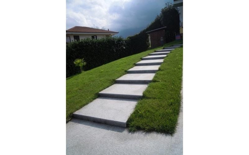 Lavorazione in pietra di Luserna fiammata uniforme