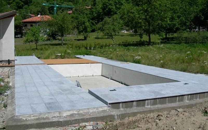 Lavorazione in pietra di Luserna fiammata uniforme