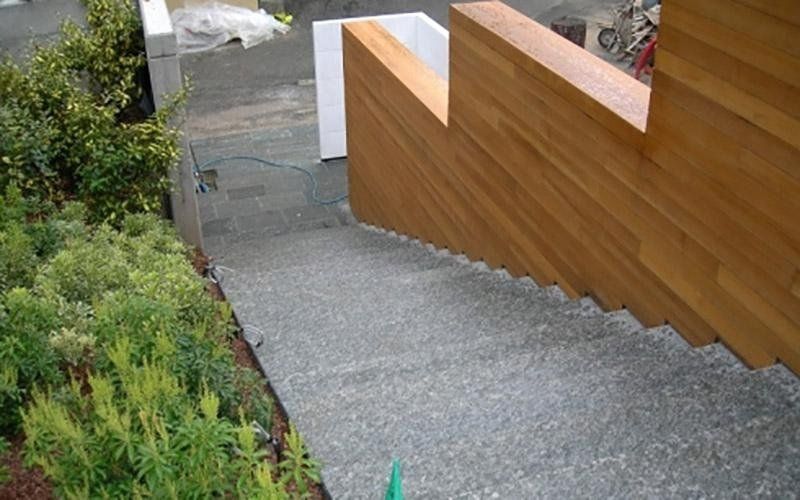 Lavorazione in pietra di Luserna fiammata uniforme