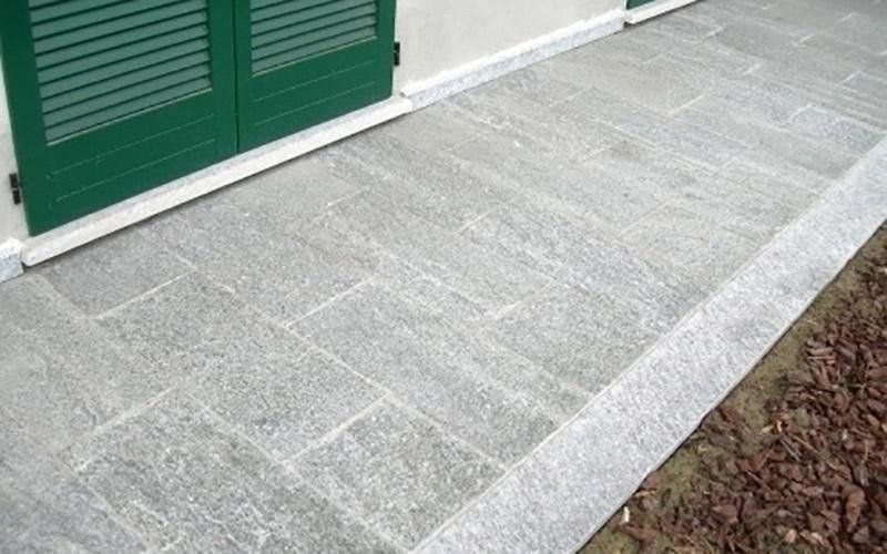 Lavorazione in pietra di Luserna a spacco uniforme