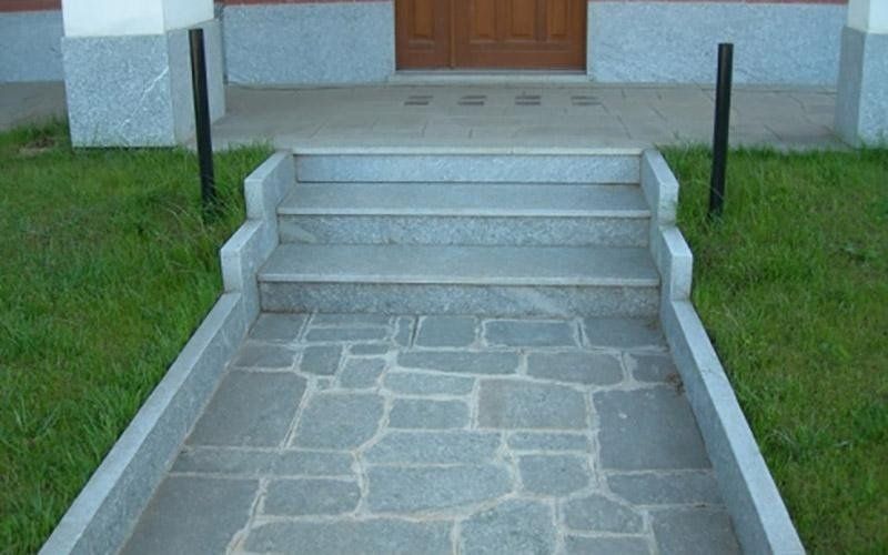 Lavorazione in pietra di Luserna a spacco uniforme