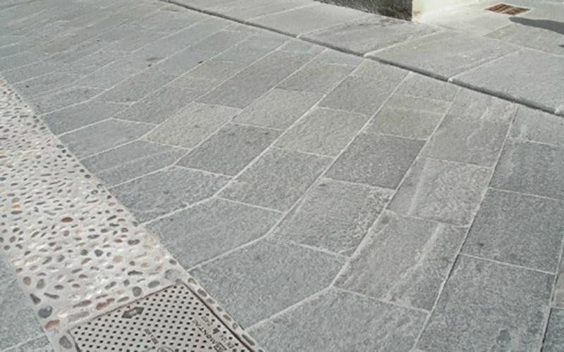 Lavorazione in pietra di Luserna a spacco uniforme