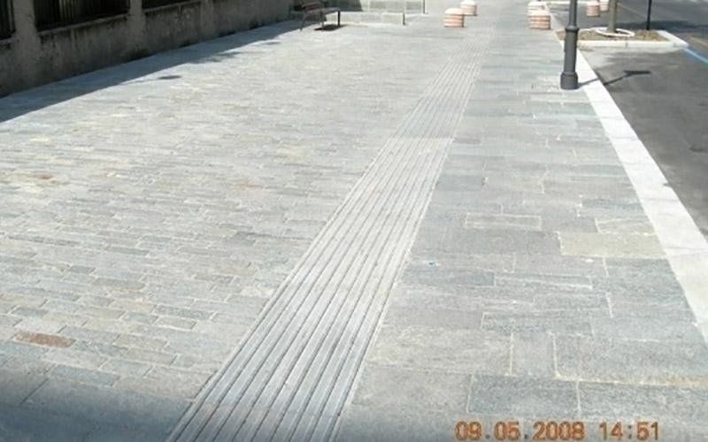 Lavorazione in pietra di Luserna a spacco misto