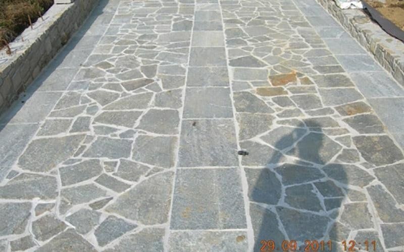 Lavorazione in pietra di Luserna a spacco misto