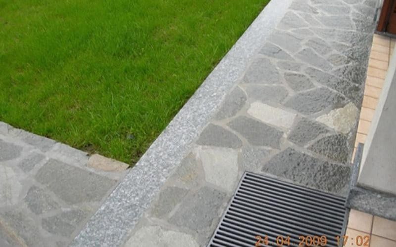 Lavorazione in pietra di Luserna a spacco misto