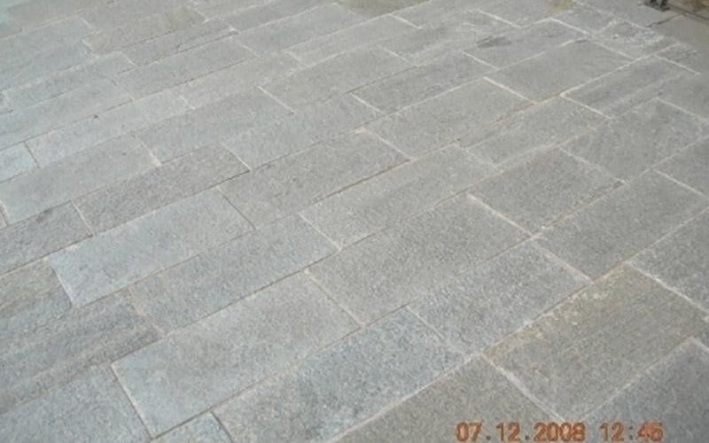 Lavorazione in pietra di Luserna a spacco misto