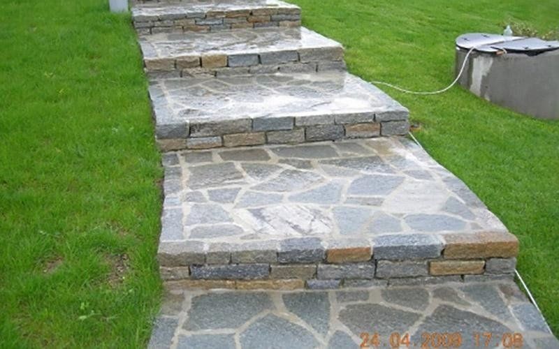 Lavorazione in pietra di Luserna a spacco misto