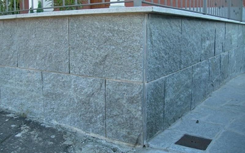 Rivestimento in pietra di Luserna a spacco uniforme