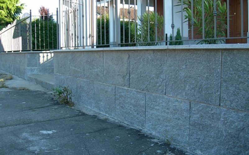 Rivestimento in pietra di Luserna a spacco uniforme