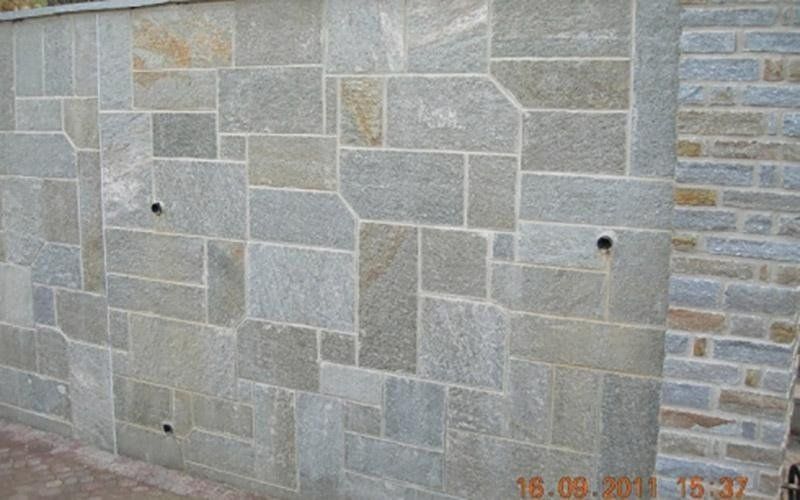 Rivestimento in pietra di Luserna a spacco misto