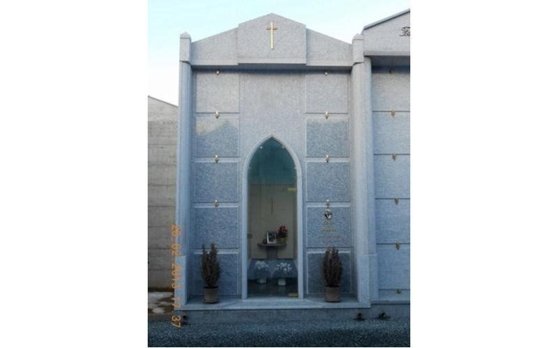 Ausführung in Luserna-Stein