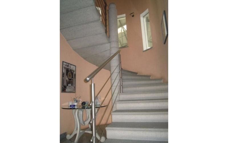 Ausführung in Luserna-Stein