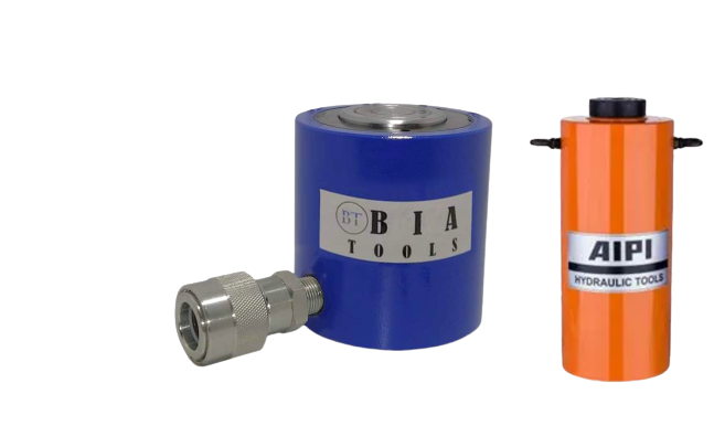 Outils hydrauliques : cylindre bleu et cylindre orange, avec un raccord argenté.