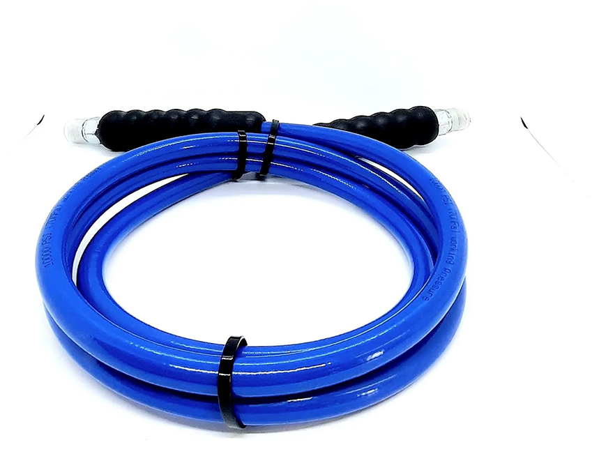 Corde à sauter bleue à poignées noires, enroulée sur une surface blanche.