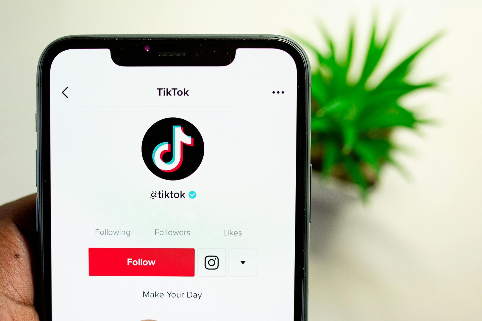 Escritorio de marketing digital con estética neon para TikTok Ads 2026
